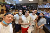 Dàn shipper 6 múi đi giao hàng, hội chị em "đứng hình" 