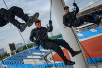 Cảnh sát đặc nhiệm luyện tập bảo vệ Đại hội Đảng