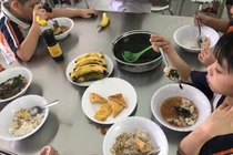 TP.HCM: Phụ huynh bật khóc trước bữa ăn bán trú của con lớp 1