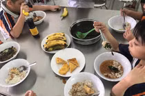 TP.HCM: Phụ huynh bật khóc trước bữa ăn bán trú của con lớp 1