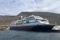 Tàu du lịch bị sóng đánh dữ dội, nước tràn vào gây mất điện