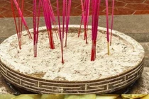 Tro tàn hương sau khi đốt là 'báu vật', có nhiều giá trị