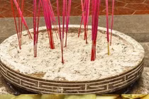 Tro tàn hương sau khi đốt là 'báu vật', có nhiều giá trị