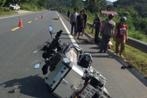 Hiểm họa từ việc nhặt tiền trên quốc lộ