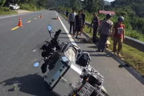 Hiểm họa từ việc nhặt tiền trên quốc lộ