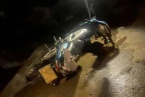 Đi xe máy đâm vào cột điện, 3 nữ sinh thương vong
