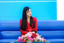 Thoát vai hot girl gợi cảm, Midu lên đồ thanh lịch và kín đáo