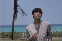 Sơn Tùng uốn éo trên bãi biển, netizen đồng loạt: 'Bé và lép'