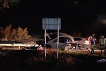 Video: Sang đường đột ngột, 2 học sinh bị ô tô tông kinh hoàng