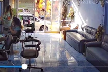 Cô gái khiếp sợ phát hiện “sinh vật lạ” lao về phía mình