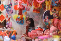 Phố Hàng Mã đông đúc giới trẻ check in cận Tết Trung thu