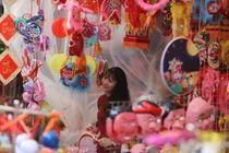 Phố Hàng Mã đông đúc giới trẻ check in cận Tết Trung thu