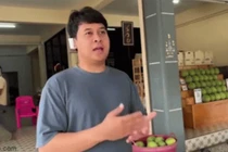 Du khách bị lạc đà tấn công khi đang đi dạo