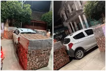 Đỗ xe sai, tài xế ô tô được bà con tặng luôn gạch đá