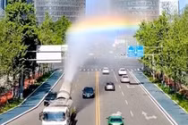 Clip: Xe tải phun sương tạo cầu vồng tuyệt đẹp