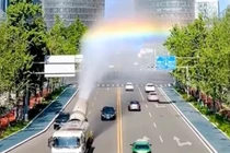 Clip: Xe tải phun sương tạo cầu vồng tuyệt đẹp