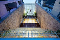 Nhà ống kết hợp văn phòng vẫn thoáng, ngập ánh sáng tự nhiên