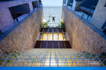 Nhà ống kết hợp văn phòng vẫn thoáng, ngập ánh sáng tự nhiên