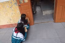 Khóc, cười hình ảnh họp phụ huynh ngày cuối năm