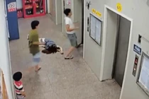 Video: Say rượu, người đàn ông khiến thang máy chung cư 'chết cứng'