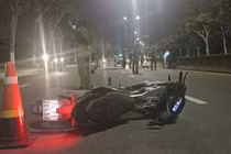 Tông vào dải phân cách, một nam thanh niên tử vong