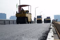 Cận cảnh "đại công trường" sửa chữa mặt cầu Thăng Long trước ngày thông xe