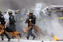 Cảnh diễn tập bảo vệ Đại hội Đảng, chống khủng bố bắt cóc con tin