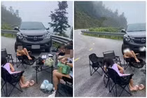 Bức xúc đại gia đình thản nhiên cắm trại giữa khúc cua nguy hiểm