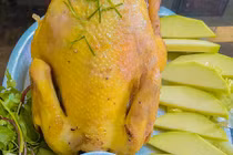 Luộc gà không cần nước, dùng các loại rau củ quả để “ủ chín”