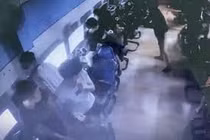 Clip: Bị đạp ngã trên phố, cô gái tung chưởng phản đòn cực gắt