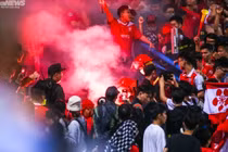 Thông tin 'xin vé' làm CĐV Hải Phòng quá khích, đốt pháo sáng