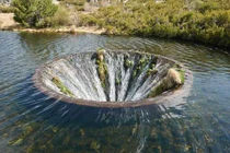 Hố nước sâu hun hút được ví như “đường đến địa ngục” 