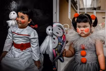 Bé gái Sài thành gây sốt với bộ ảnh hoá trang Halloween cực “lầy“