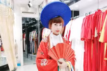 Khoe mặc váy cưới, “cô dâu 62 tuổi” lộ nhan sắc mơn mởn khó tin