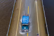 Đề xuất miễn phí cầu đường cho đoàn cứu trợ