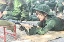 Nữ sinh khoe ảnh tập quân sự, dân mạng đua nhau thả thính ngọt