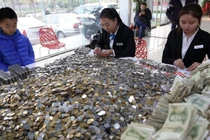 Lạ lùng sở thích xách cả núi tiền xu... đi mua xe, mua nhà