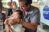 Ôm cháu nội mới sinh, đỏ mắt chờ tin con trai mất tích ở Rào Trăng