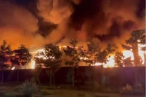 CLIP: Cháy lớn tại nhà máy sợi rộng 4000m2 ở Đồng Nai