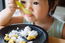 Vì sao không nên cho trẻ dưới 2 tuổi ăn cơm của người lớn?