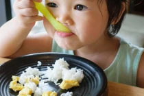 Vì sao không nên cho trẻ dưới 2 tuổi ăn cơm của người lớn?