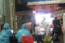 Nhân viên sân bay Tân Sơn Nhất được lấy mẫu xét nghiệm lại