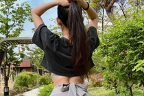 “Bóng hồng” nổi bật quán xá vì mặc ngắn, khiến “nội y phát sáng”