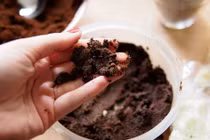 5 cách làm sạch nhà cửa với bã cà phê