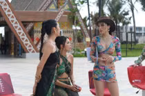 Kỳ Duyên mặc đồ bơi xuyên thấu làm giám khảo ngoại cảnh