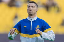Ronaldo suýt chấn thương vì fan cuồng