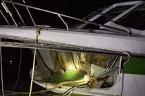 Ca nô vỡ toác mũi, trôi tự do sau khi bị lật trên biển Cửa Đại