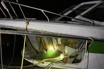 Ca nô vỡ toác mũi, trôi tự do sau khi bị lật trên biển Cửa Đại