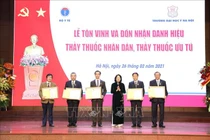 Trao tặng danh hiệu Thầy thuốc Nhân dân cho 5 bác sĩ ĐH Y Hà Nội