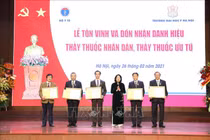 Trao tặng danh hiệu Thầy thuốc Nhân dân cho 5 bác sĩ ĐH Y Hà Nội